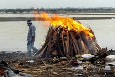 Muchas víctimas mortales del coronavirus son incineradas a lo largo del Ganges en Uttar Pradesh. Foto: REUTERS