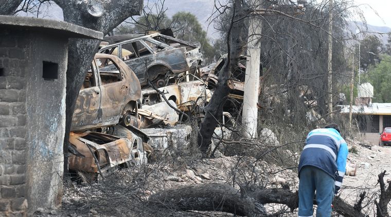 Hay una gran cantidad de vecinos afectados por los daños que ocasionó el incendio Foto: ALF PONCE MERCADO / MDZ