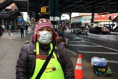 La peruana Elvira Zukazaka vende comida en las calles de Queens donde está el epicentro del epicentro de la pandemia.