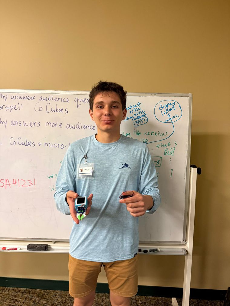 Gastón Díaz, programando robots para una competencia en Estados Unidos. Gastón Díaz, programando robots para una competencia en Estados Unidos.