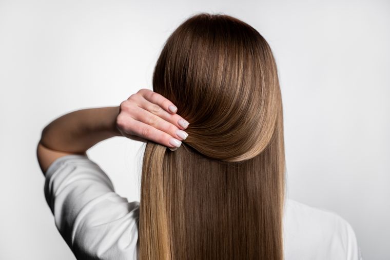 ¿Cómo alisar el cabello sin gastar demasiado dinero en un salón de belleza? Consigue un alisado sin utilizar planchitas. Foto: Freepik