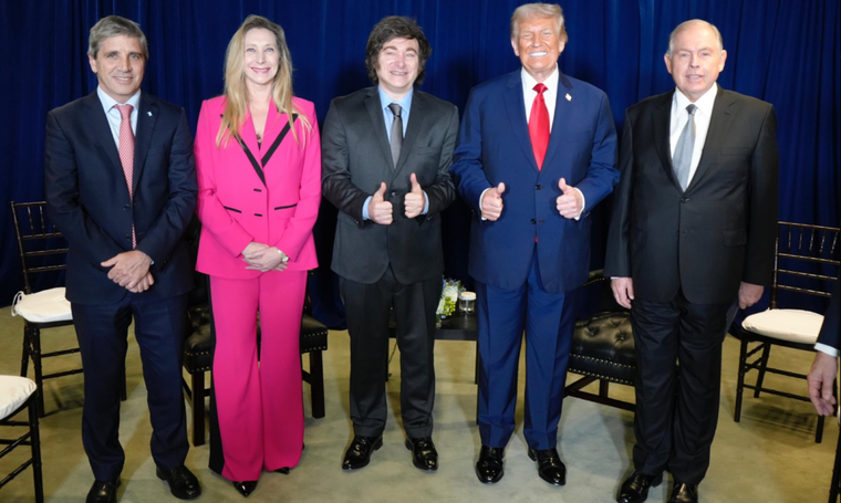 Luis Caputo acompañó a Javier Milei en su viaje a Estados Unidos, en búsqueda de fondos. Luis Caputo acompañó a Javier Milei en su viaje a Estados Unidos, en búsqueda de fondos.