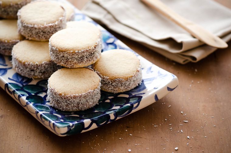 Con la misma receta de alfajores de maicena con dulce de leche se pueden hacer versiones mini para regalar en eventos o fiestas.