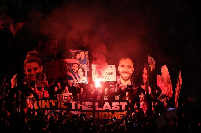 Familiares de rehenes israelíes aguardan por sus familiares Foto: EFE