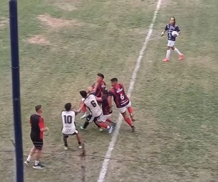 Jugadores de ambos equipos se trenzaron en la mitad de la cancha y todo quedó registrado.