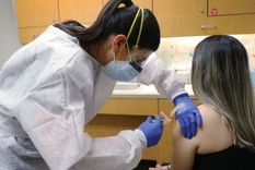 Los organismos como la OMS o los CDC recomiendan ponerse la vacuna contra gripe.