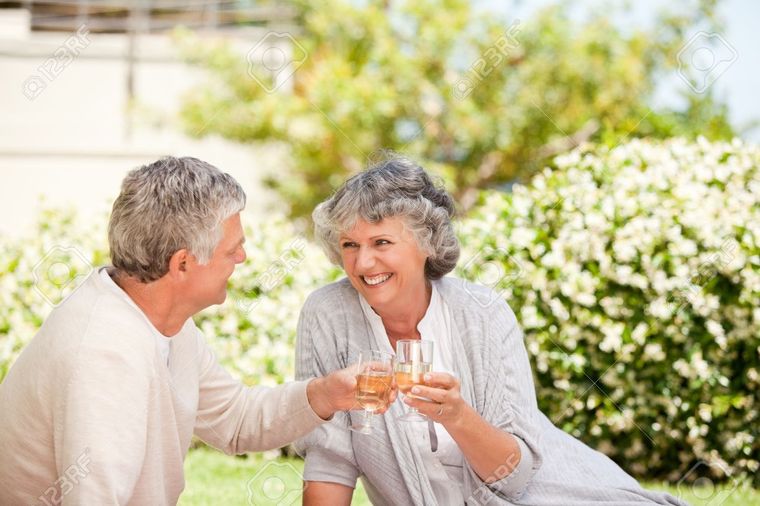 Una pareja de brindis.