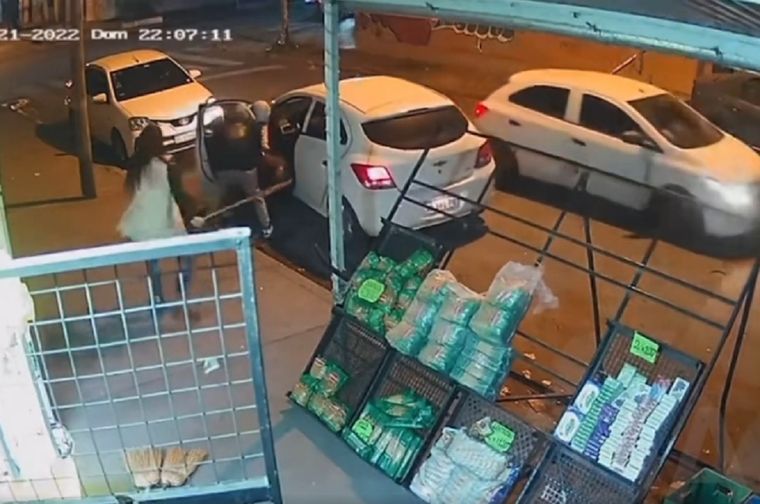 La madre de la niña golpeó a los delincuentes con un palo de escoba