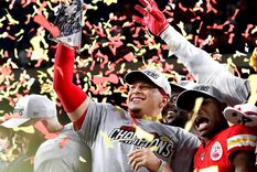 Patrick Mahomes, mariscal de campo de los Chiefs, con el trofeo Vince Lombardi. EFE Foto: EFE