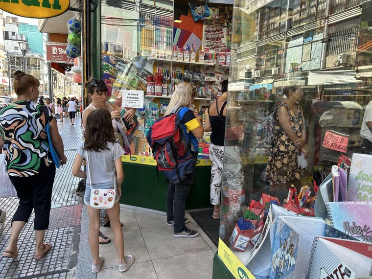 Largas colas en Once para conseguir los útiles escolares a mejores precios. Foto: Victoria Urruspuru / MDZ