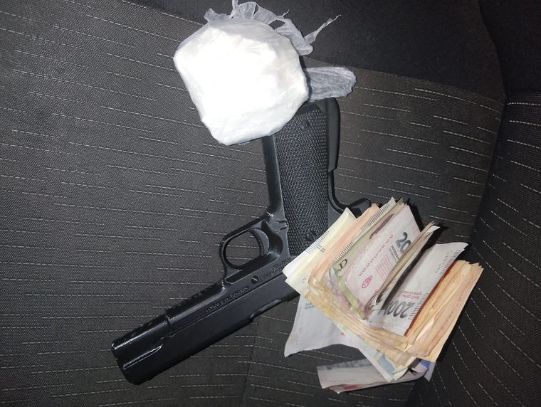 Los detenidos tras el operativo en Guaymallén quedaron a disposición de la Justicia, junto con los elementos secuestrados. Los detenidos tras el operativo en Guaymallén quedaron a disposición de la Justicia, junto con los elementos secuestrados.