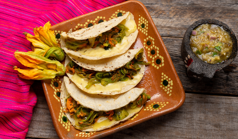 La receta de quesadillas de flor de calabaza proviene de tiempos antiguos, cuando las civilizaciones mesoamericanas ya cultivaban la calabaza y aprovechaban sus flores en diferentes platillos.