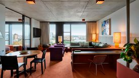 Diseñado por Flack Studio, el amplio espacio multifunción de este tipo de viviendas sirve para living, oficina en casa, bar y comedor, principalmente.
