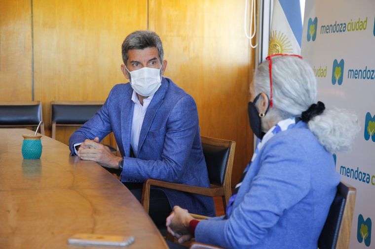 Ulpiano Suarez charla con Beatriz Barbera. Foto: Municipalidad de la Ciudad de Mendoza