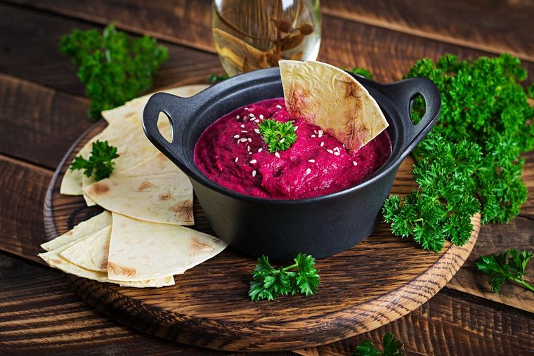 Transformá tu picada con la receta de hummus de remolacha más original.