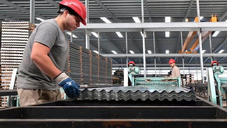 La industria sigue en picada y las empresas optan por la suspensión de producciones. Foto: Noticias Argentinas