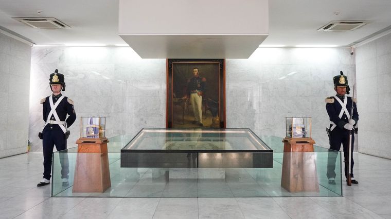 Más que una reliquia, la bandera del cruce de los Andes expresa el plan continental de San Martín y el rol central de Mendoza en la independencia.