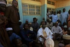 Desde que se produjo el secuestro, los padres de los menores se han congregado en la escuela a la espera de recibir noticias sobre sus hijos. Foto: REUTERS