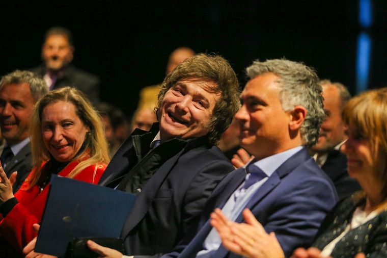 Karina y Javier Milei con el armador bonaerense, Sebastián Pareja, el responsable de un acuerdo o no con el PRO. 