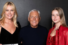 La modelo argentina Valeria Mazza y su hija Taína junto a Giorgio Armani.