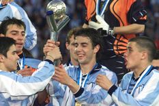 Julio Arca levanta la Copa junto a Saviola, DAlessandro y Willy Caballero. Foto: publicada en Infobae