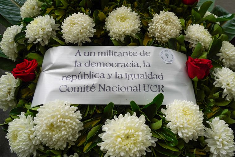 El detalle de la Unión Cívica Radical para con Luis Brandoni, afiliado y diputado nacional por el mismo partido a principios de los 2000. El detalle de la Unión Cívica Radical para con Luis Brandoni, afiliado y diputado nacional por el mismo partido a principios de los 2000.