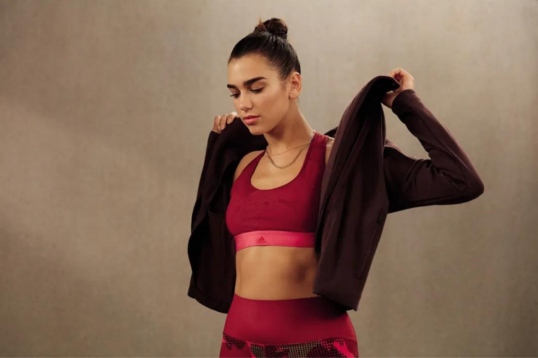 DUA LIPA TIENE UNA FIGURA INCREÍBLE. PARA ESO, LA CANTANTE SIGUE UNA RUTINA DE EJERCICIOS DIARIA.