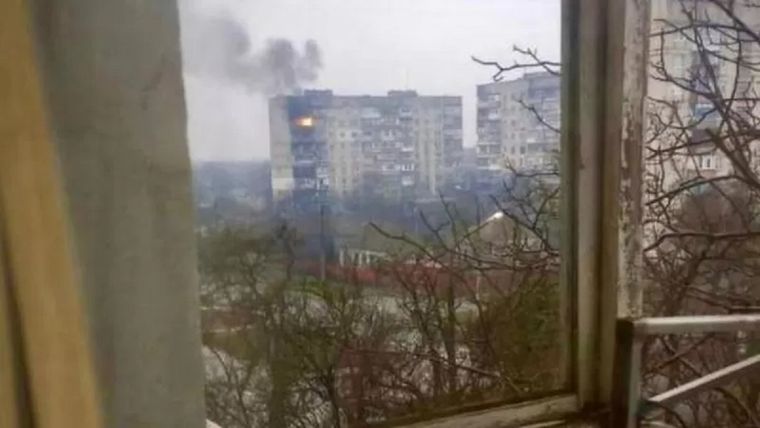 Maxim, un residente de Mariupol, dice estar aterrorizado por los constantes bombardeos rusos.