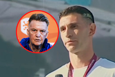 Dibu Martínez volvió a apuntar contra Van Gaal, DT de Países Bajos. Dibu Martínez volvió a apuntar contra Van Gaal, DT de Países Bajos.