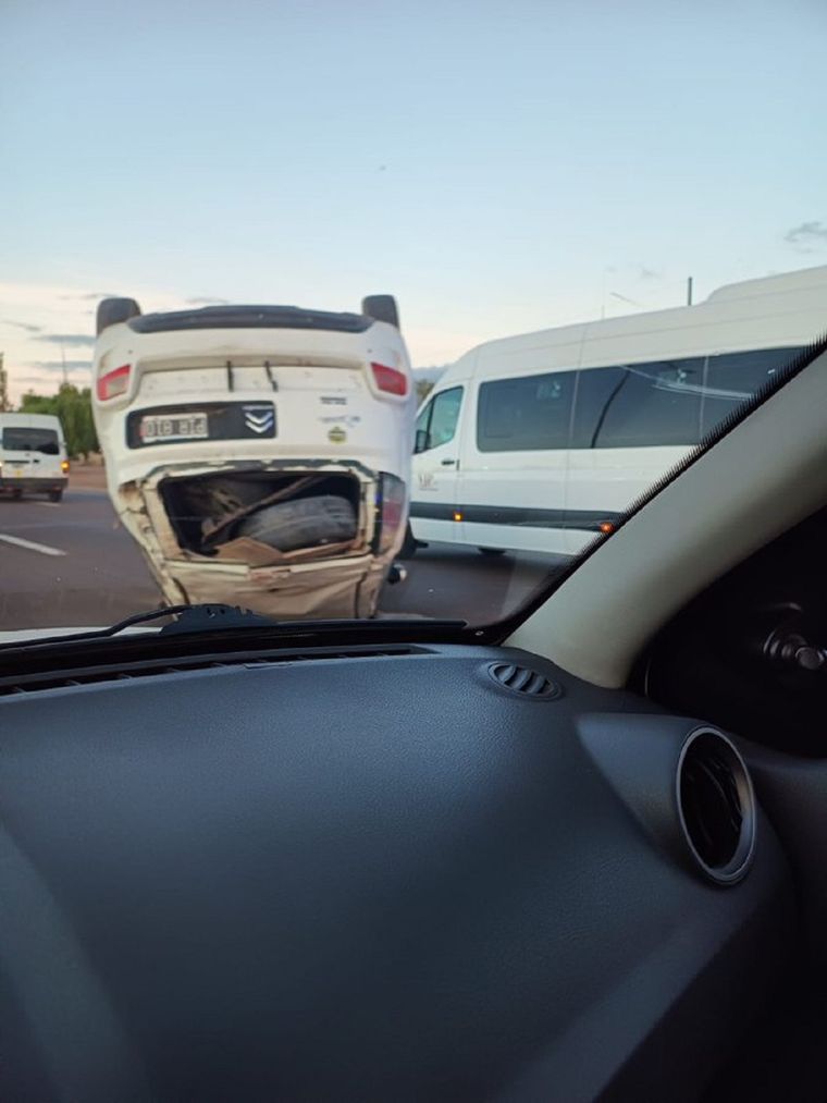 Vuelco en Acceso Sur Foto: gentileza