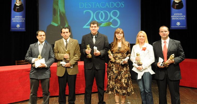 Los seis mendocinos destacados de este año con sus estatuillas. Foto: Emmanuel Rodríguez /MDZ
