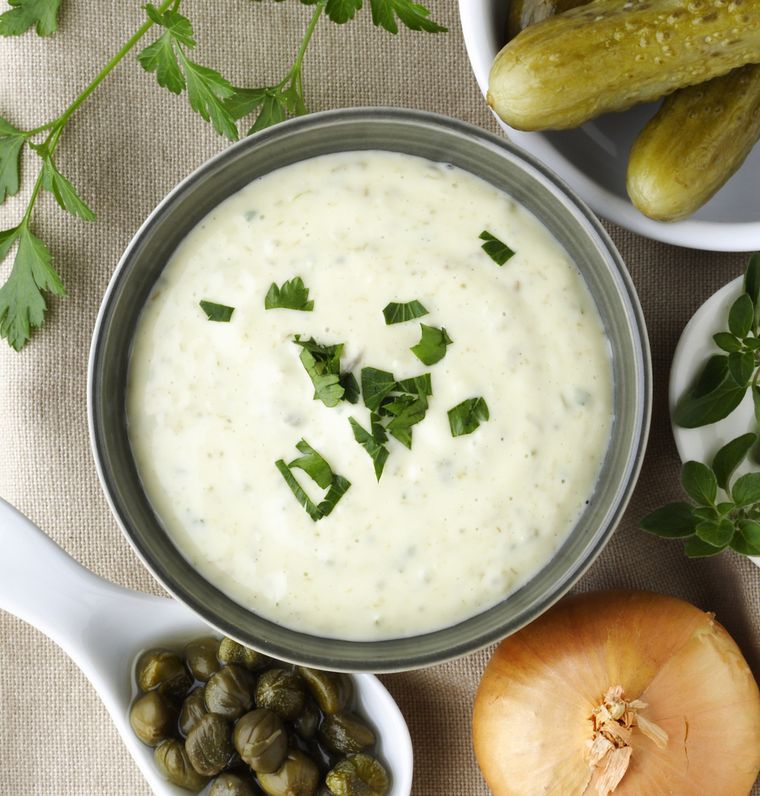 Es una receta que se usa como acompañamiento para pescados, mariscos, papas, carnes frías, sándwiches y hasta ensaladas. Es una receta que se usa como acompañamiento para pescados, mariscos, papas, carnes frías, sándwiches y hasta ensaladas.