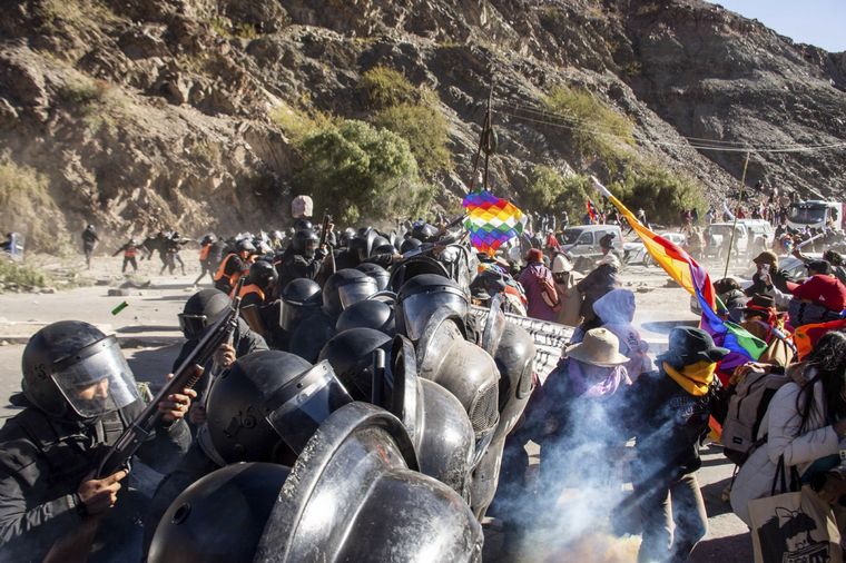 Manifestantes se enfrentaron con la policía en Jujuy Foto: Télam