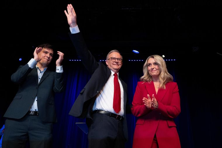 El primer ministro de Australia, Anthony Albanese, junto a su pareja, Jodie Haydon, y su hijo Nathan. Foto: Efe El primer ministro de Australia, Anthony Albanese, junto a su pareja, Jodie Haydon, y su hijo Nathan. Foto: Efe