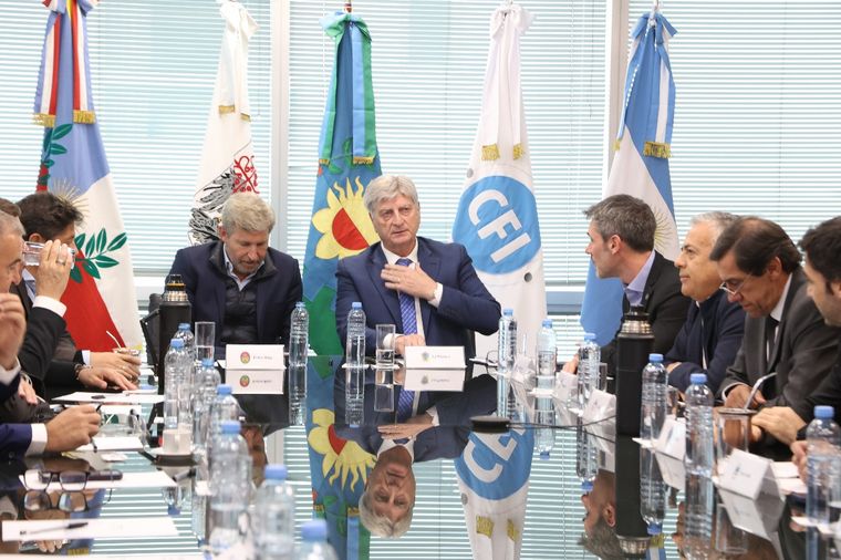 Los gobernadores recibieron la contraoferta del Gobierno en el CFI.