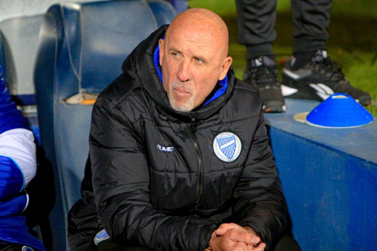 El Gato piensa opciones para su once. Foto: Fabián Salamone / MDZ