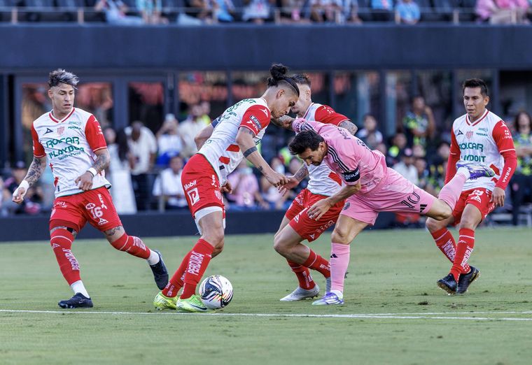 El momento de la lesión de Lionel Messi. El capitán argentino debió abandonar el campo de juego a los 10 minutos de juego.&nbsp;