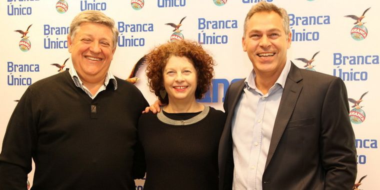 Andy Cherniavsky, Hernan Mutti -Gte. De Marketing de Fratelli Branca- y Fernando Del Boca -Jefe de Marketing- recorrieron la planta de Fernet Branca y charlaron sobre el Concurso Arte Único.  Foto: Gentileza