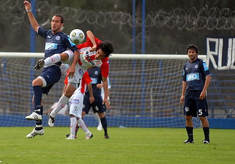 Bustos mira la jugada desde atrás. Foto: Nacho Gaffuri / MDZ