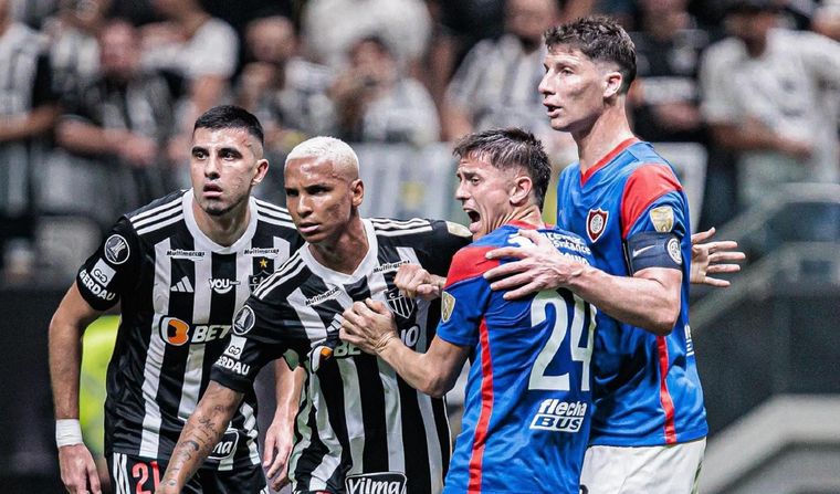 El atacante se burló del zaguero del Ciclón. Foto: Instagram @deyverson