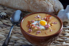 La receta tradicional de sopa castellana nació como un plato humilde para aprovechar el pan duro, convirtiéndose con el tiempo en una de las recetas más representativas de Castilla y un símbolo de la cocina de aprovechamie