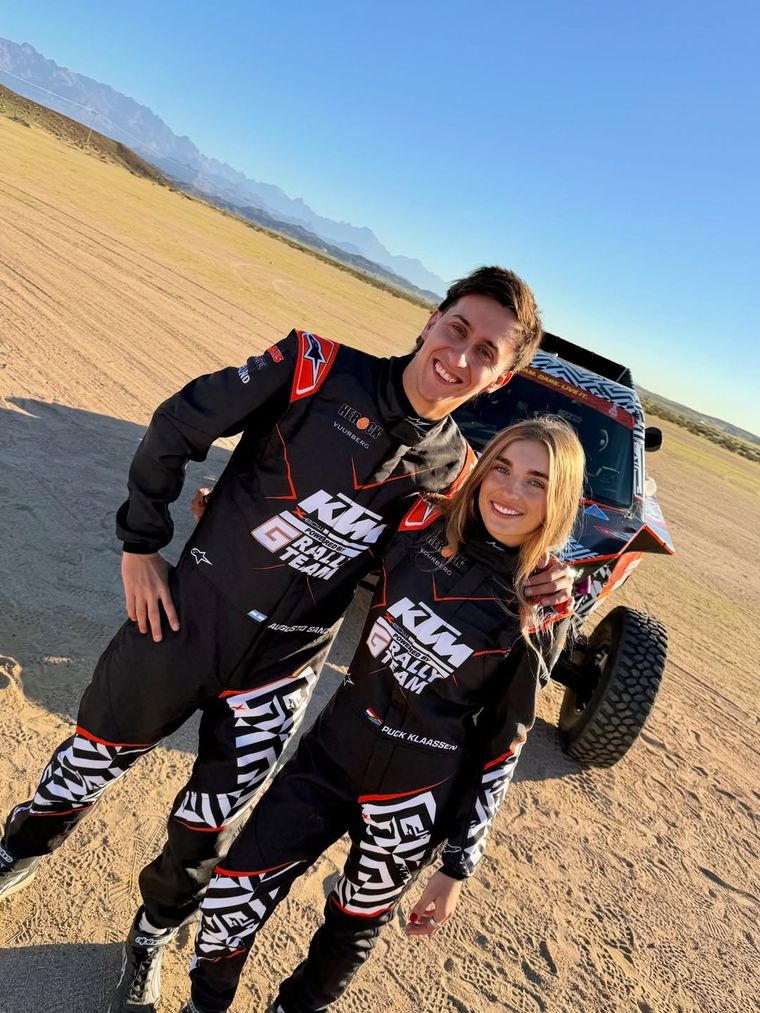 Puck Klaassen celebró su primera victoria de etapa en el Dakar junto al argentino Augusto Sanz, en la categoría Challenger. Puck Klaassen celebró su primera victoria de etapa en el Dakar junto al argentino Augusto Sanz, en la categoría Challenger.