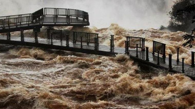 Meses atrás, otra impresionante crecida arrasó con las barandas de acceso a la Garganta del Diablo. Foto: Archivo MDZ
