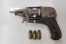 El revólver que estaba en poder de las arrestadas. Foto: Ministerio de Seguridad