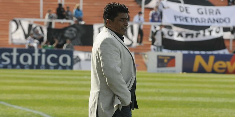 El Turco Asad mira atentamente el partido. Foto: Alf Ponce / MDZ