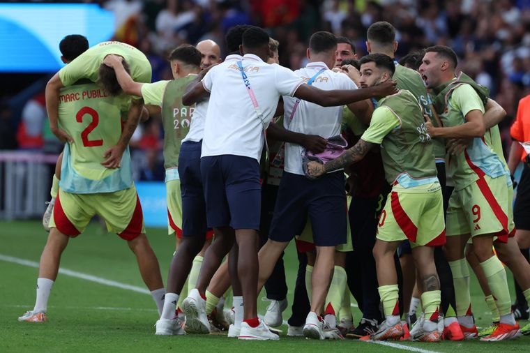 España ganó en París 2024 su segundo oro olímpico en fútbol masculino, 32 años después del conseguido en Barcelona 1992. Foto: EFE