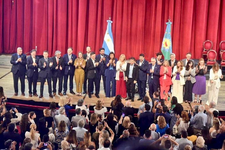 Foto de familia del nuevo gabinete bonaerense, en el centro el gobernador Axel Kicillof junto a la vicegobernadora Verónica Magario Foto: Nicolas Braicovich