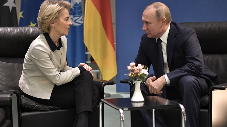 Ursula von der Leyen y Putin tiene mucho que hablar. Foto: Wikipedia.