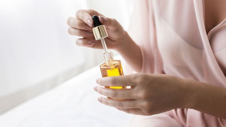 Realizado sin químicos y lleno de los beneficios de los aceites naturales, tu sérum casero será todo un éxito. Foto: Hogarmanía