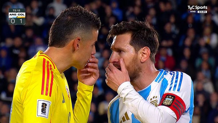 Messi y James Rodríguez tuvieron un fuerte cruce en la mitad de la cancha. Foto: Captura de TV